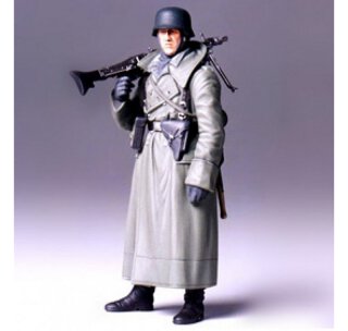 Tamiya 36306 1:16 WWII Figur Dt.Soldat m.Mantel u.MG 300036306
